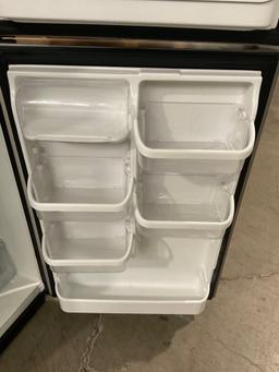 FRIGIDAIRE upright refrigerator/ freezer combo. Model JGHT2137NF4.