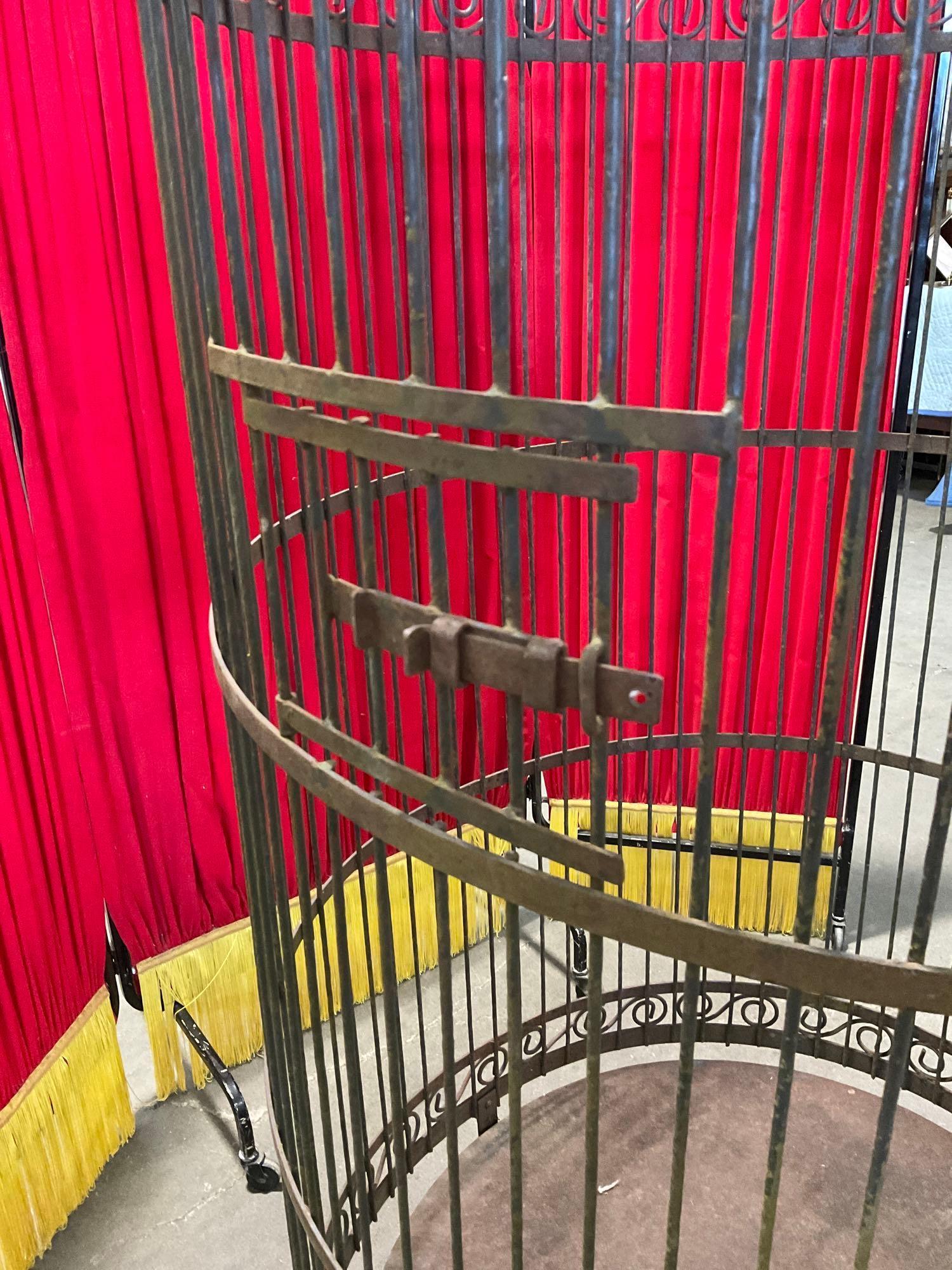 Large circular metal freestanding bird cage w/slide out bottom