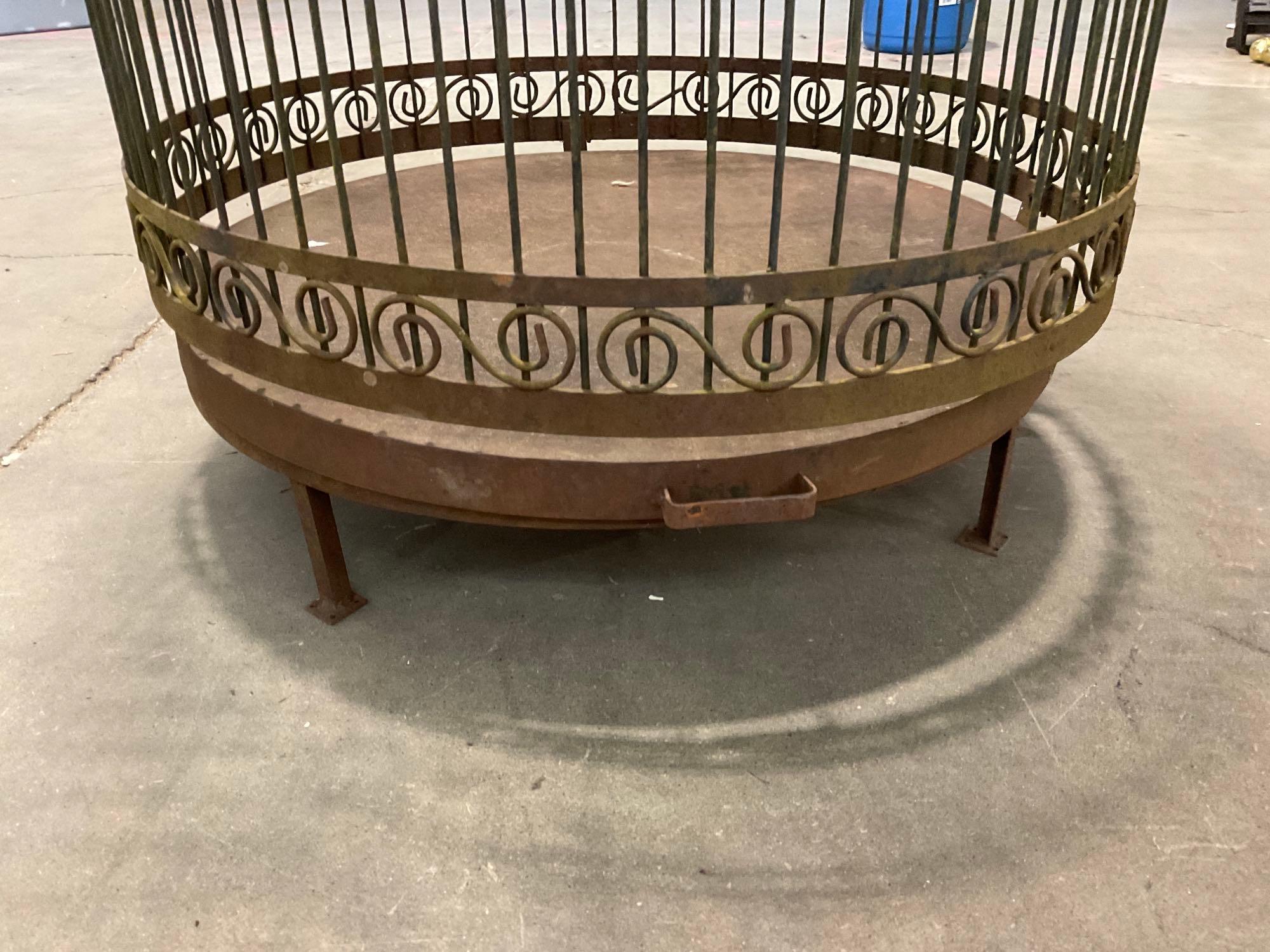 Large circular metal freestanding bird cage w/slide out bottom