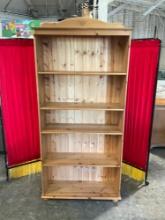 Rustic pine bookshelf w/ 4 shelves - Good condition - See pics