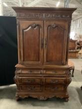 Vintage Thomasville French style 2 pc hutch w/ ornate carvings & pulls