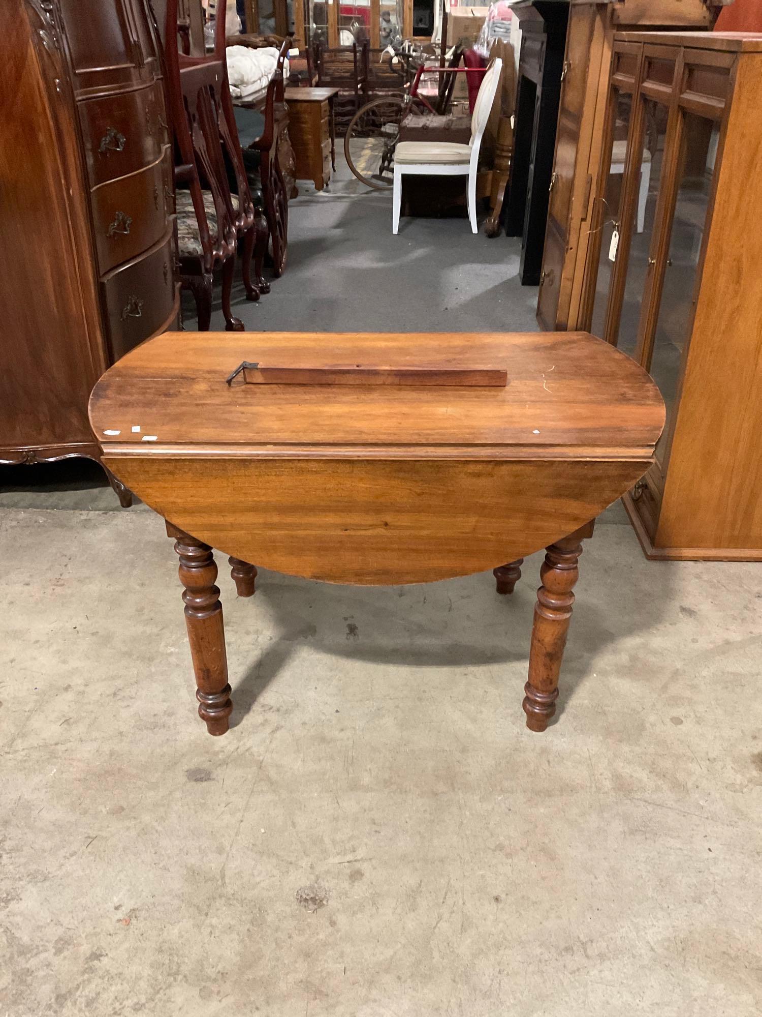 Vintage Round Wooden Drop Leaf Table w/ Spindle Legs. See pics,