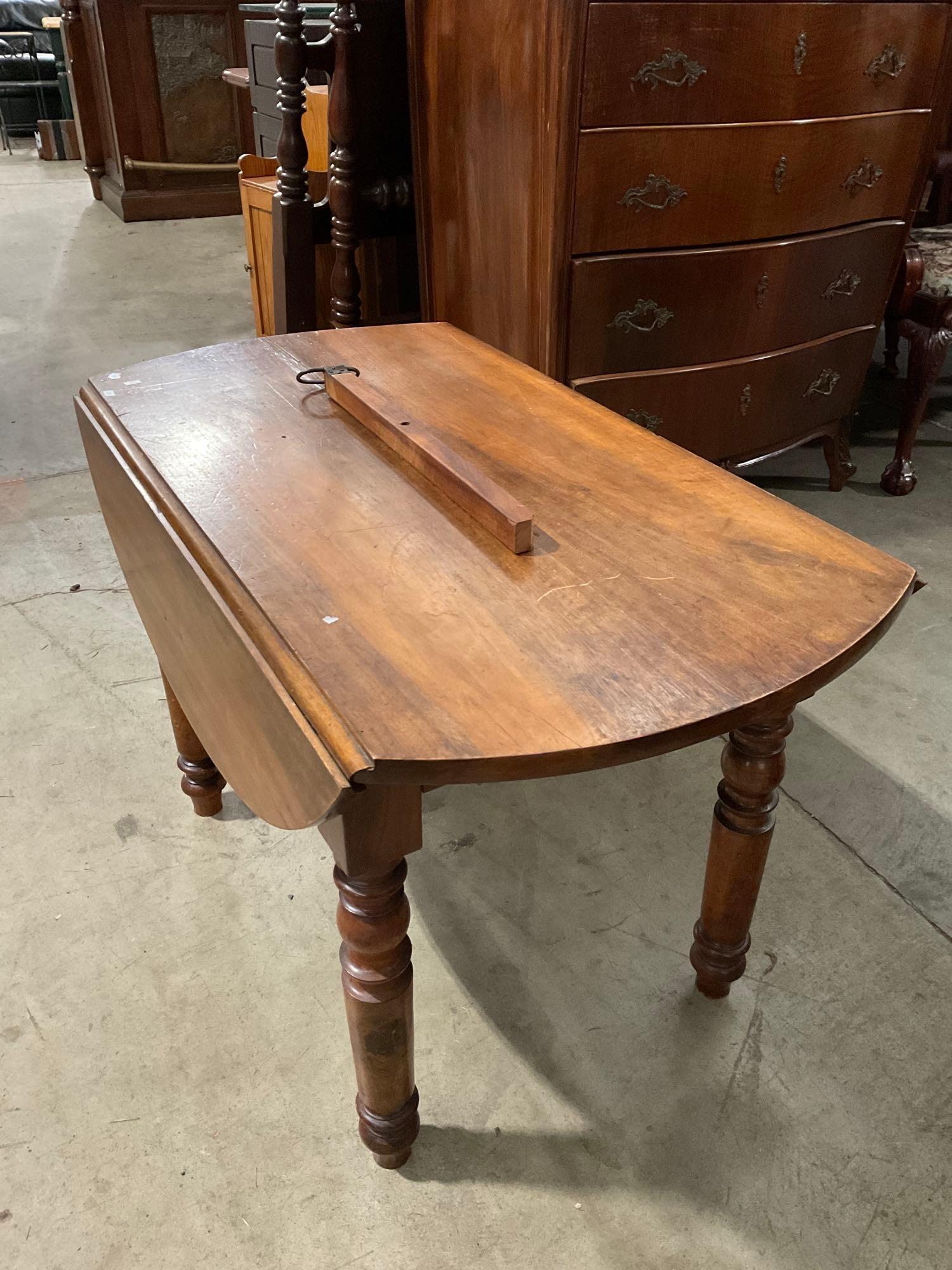 Vintage Round Wooden Drop Leaf Table w/ Spindle Legs. See pics,