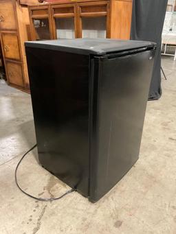 Small Kenmore Standing Refrigerator Model No. 564.9149510. Black. Tested, Working. See pics.