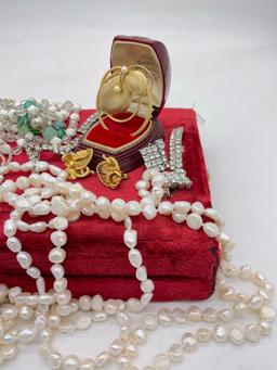 Estate jewelry incl. long cultured pearl strand, rhinestone, natural stone etc see pics