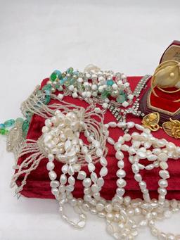 Estate jewelry incl. long cultured pearl strand, rhinestone, natural stone etc see pics