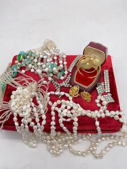 Estate jewelry incl. long cultured pearl strand, rhinestone, natural stone etc see pics