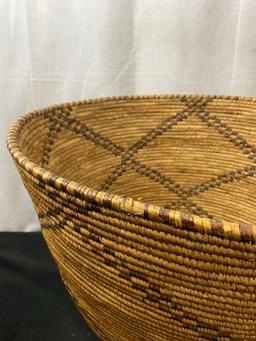 Vintage Native American Made Coiled Corn Woven Basket w/ Diagonal Pattern