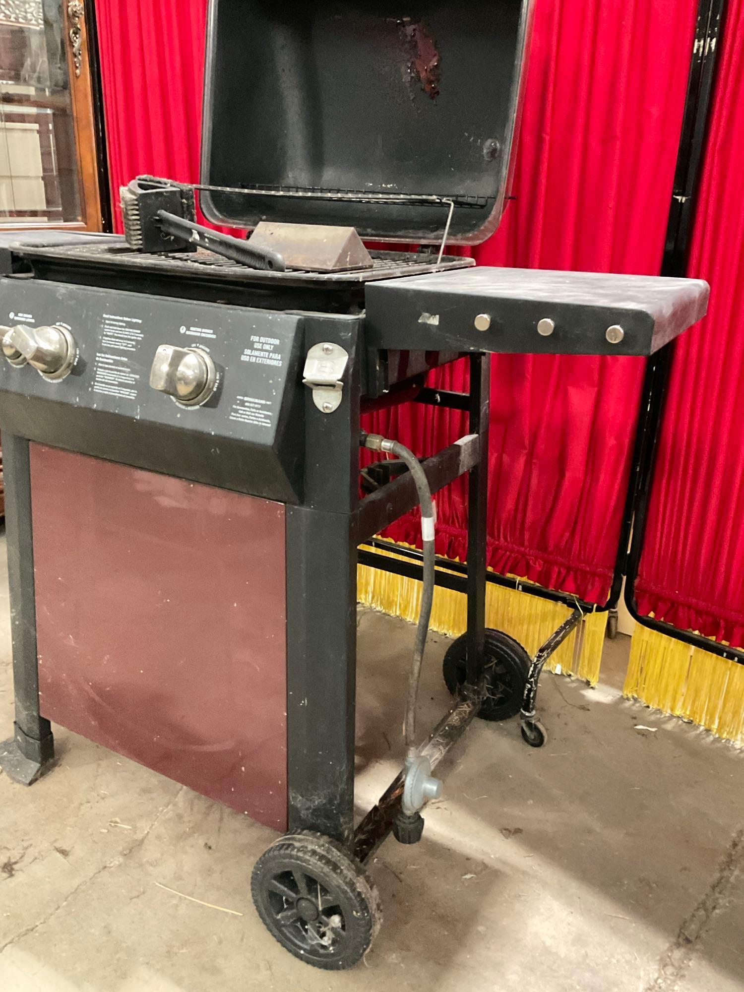 Brinkmann Gas Powered Grill w/ side racks & additional burner - See pics