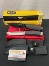 Pair of Classic Buck Fixed Blade Knives, w/ nylon sheaths, 4.5 inch blades