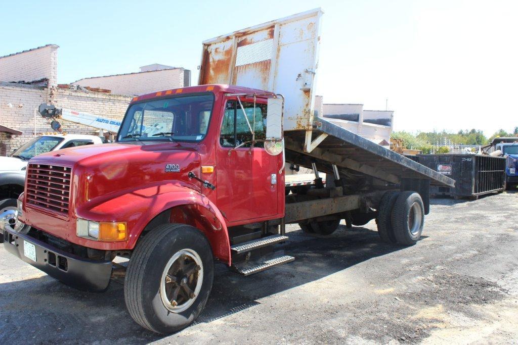 1998 INTERNATIONAL 4700 4 X 2 FLATBED, INT'L DT466E DIESEL ENGINE, SPICER 5 SPD TRANSMISSION, FRONT