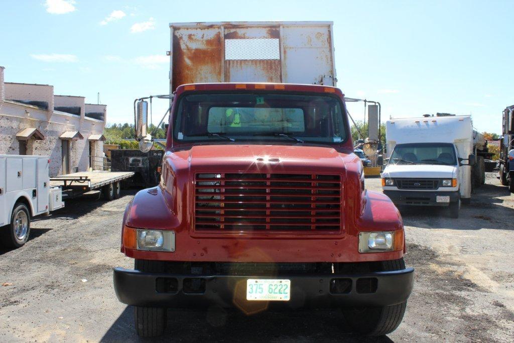 1998 INTERNATIONAL 4700 4 X 2 FLATBED, INT'L DT466E DIESEL ENGINE, SPICER 5 SPD TRANSMISSION, FRONT