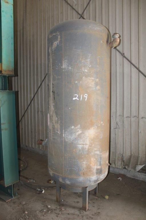 VERTICLE AIR STORAGE TANK