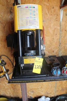 PARKER KARRY CRIMP 1PH HOSE MACHINE W/SERIES 43 AND 71 DIES UP TO 1 1/4IN