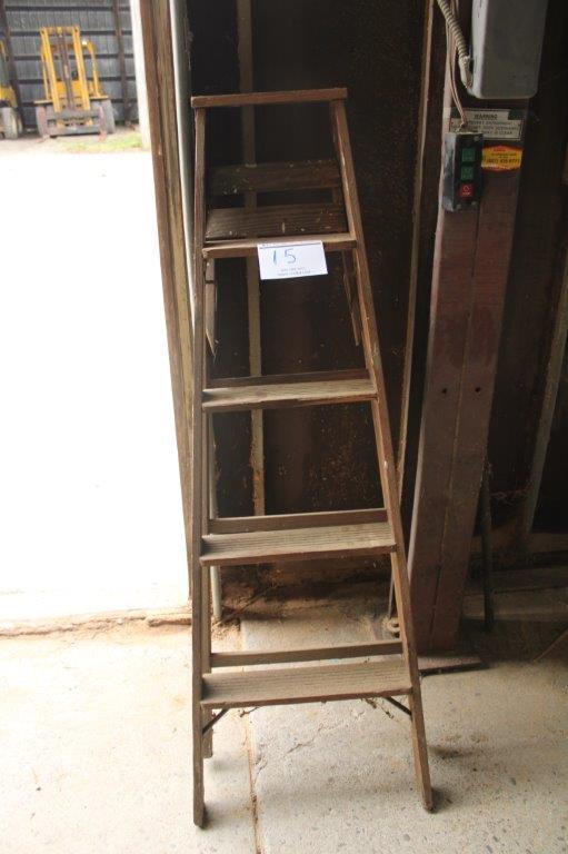 5 FT WOODEN STEP LADDER