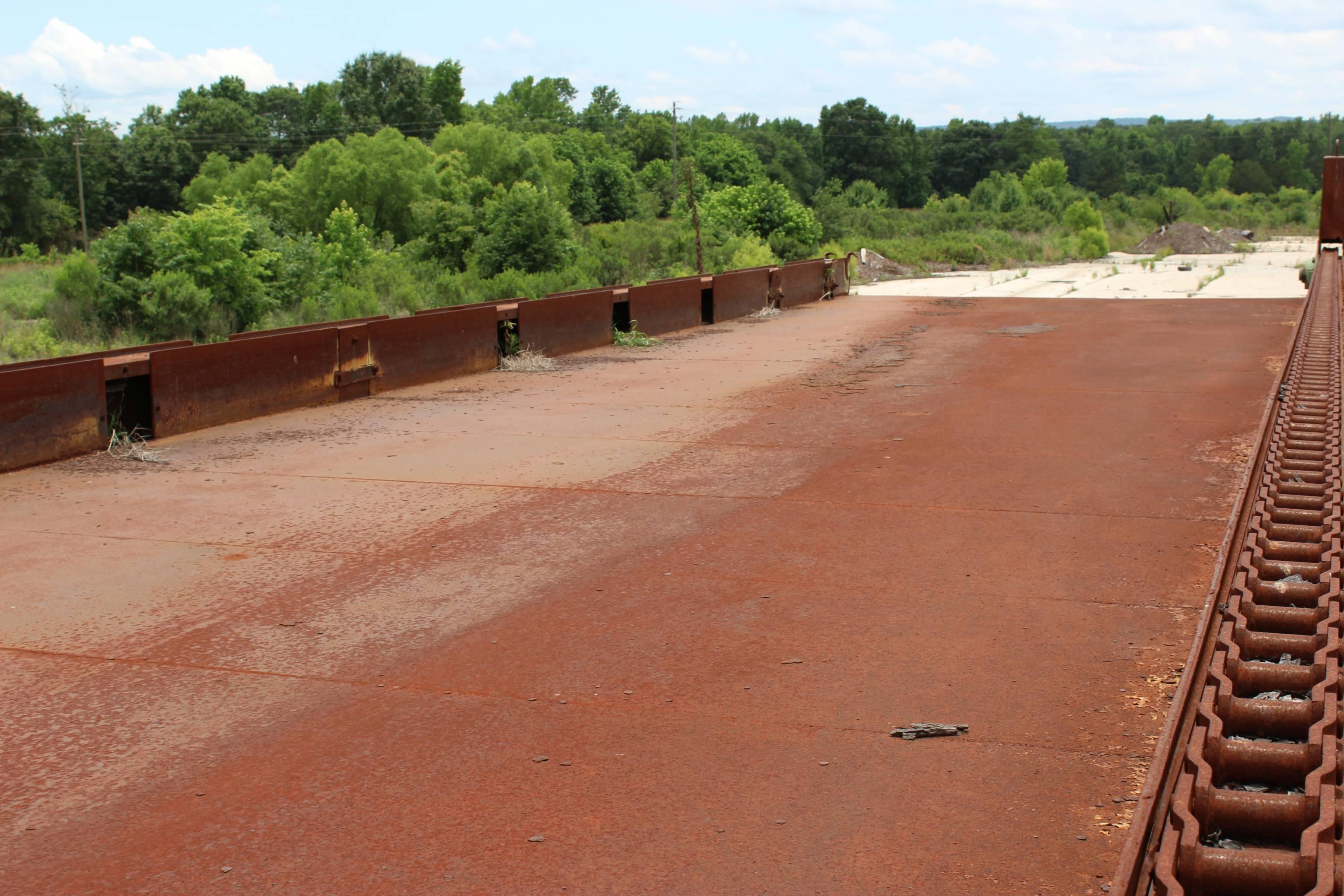 70 FT 2 STRAND LOG DECK (1 STRAND OF CHAIN MISSING), INCL ALL STEEL DOWN TO GROUND