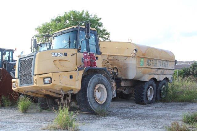 2007 John Deere 250D Off Road Water Truck