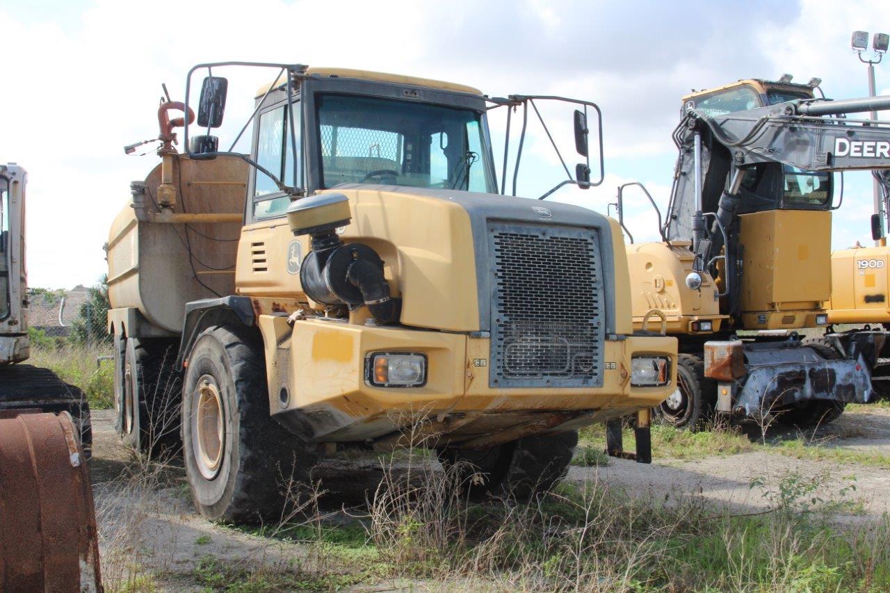 2007 JOHN DEERE 250D Articulated Water Tanker