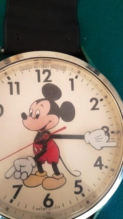 VINTAGE MICKEY MOUSE WALL CLOCK