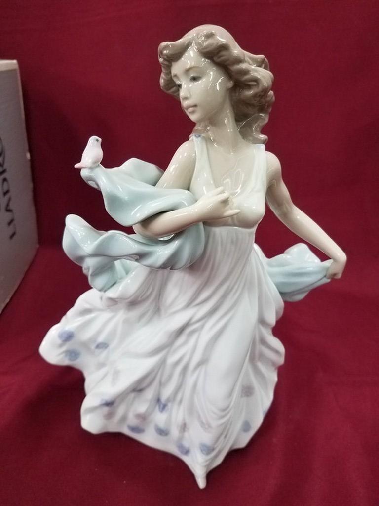 12" TALL LLADRO GIRL WITH ORIGINAL BOX