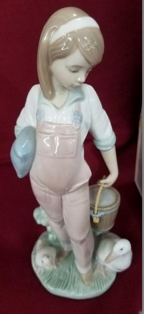 8" TALL LLADRO GIRL WITH WATER BUCKET & ORIGINAL BOX