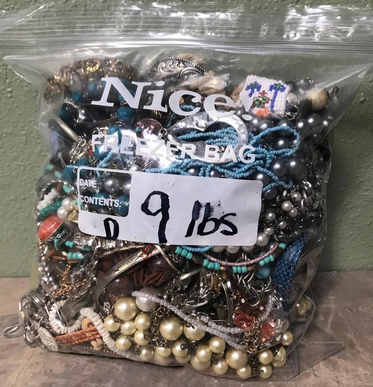 BIG OF ASSORTED COSTUME JEWELRY 9 POUNDS - LOT D