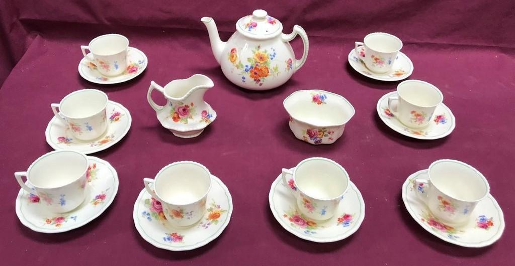 SERVICE FOR 8 ROYAL DOULTON TEA SET