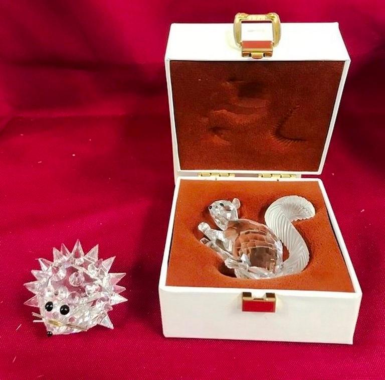 LOT OF 2 SWAROVSKI CRYSTAL PIECES ( SQUIRREL/ BOX)