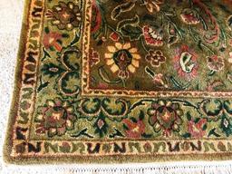 LIGHT GREEN 5X8 AREA RUG - LIKE NEW CONDITION