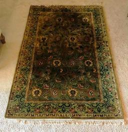 LIGHT GREEN 5X8 AREA RUG - LIKE NEW CONDITION