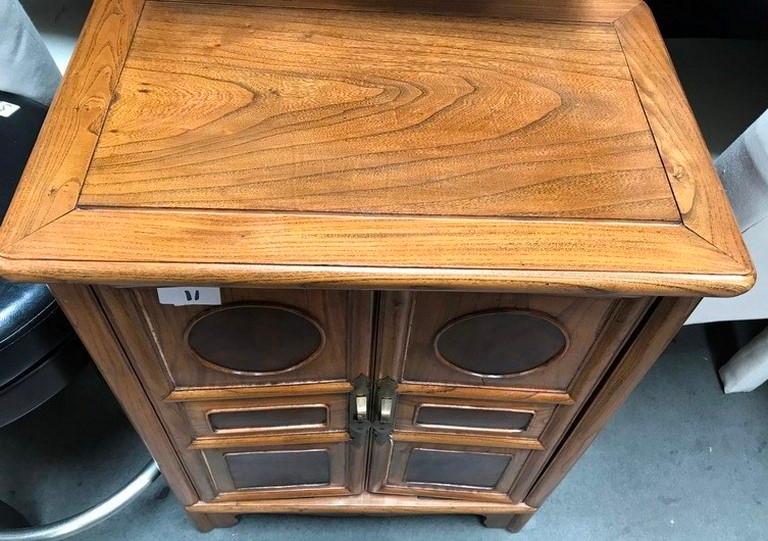 NICE OAK 2 DOOR CABINET