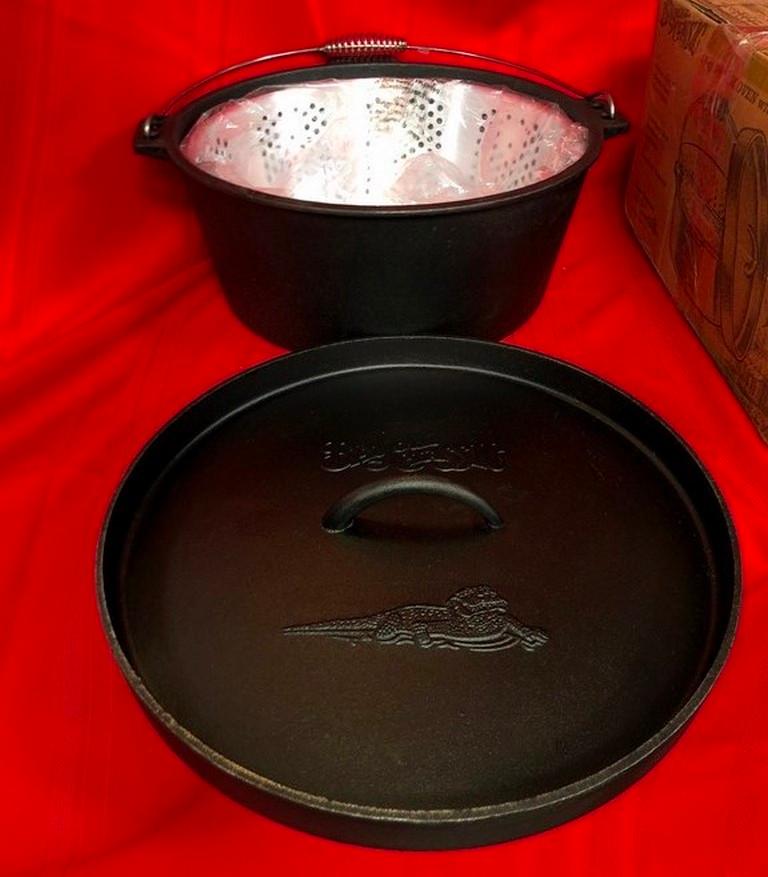 NEW WITH BOX BAYOU CLASSIC - 14-QT DUTCH OVEN CAST IRON