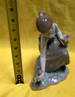 9" TALL SIGNED LLADRO FIGURINE GIRL