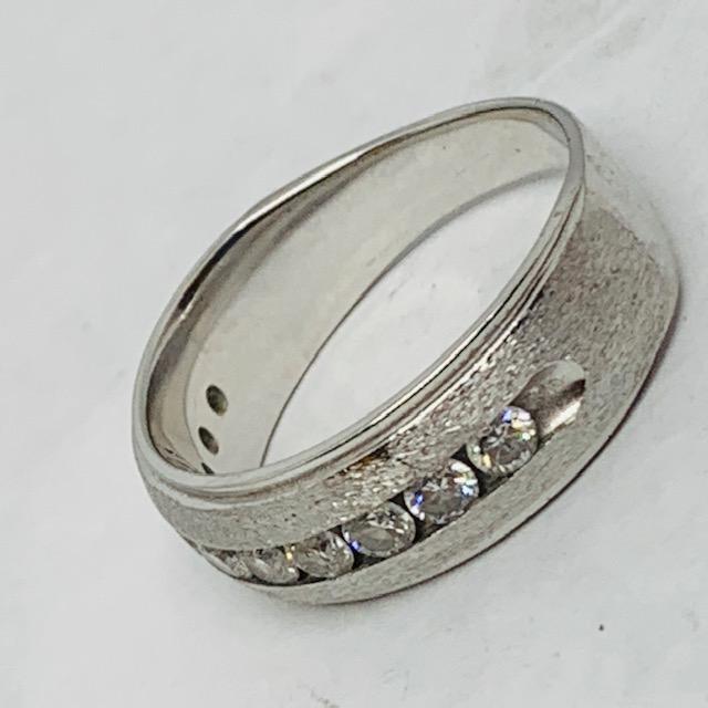 14KT WHITE GOLD .85 CTS DIAMOND MENS RING