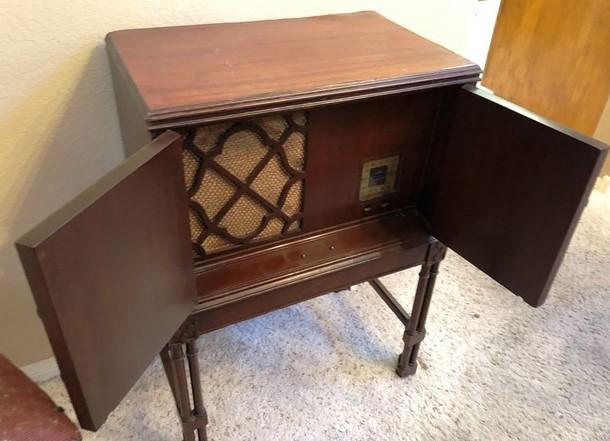 ANTIQUE BRUNSWICK MAHOGANY CABINET RADIO