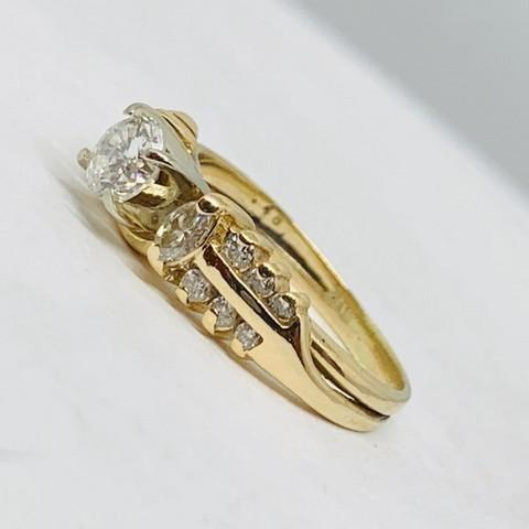 14KT YELLOW GOLD .75CTS DIAMOND RING FEATURES .40CTS CENTER DIAMOND