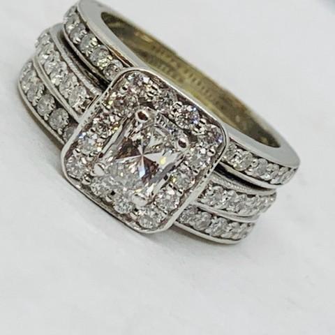 14KT WHITE GOLD 2.65CTS DIAMOND RING FEATURES .55CTS CENTER DIAMOND