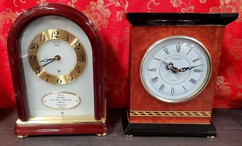 LOT OF TWO MANTLE CLOCKS