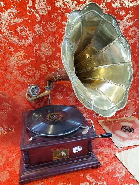 WORKING VINTAGE VICTROLA