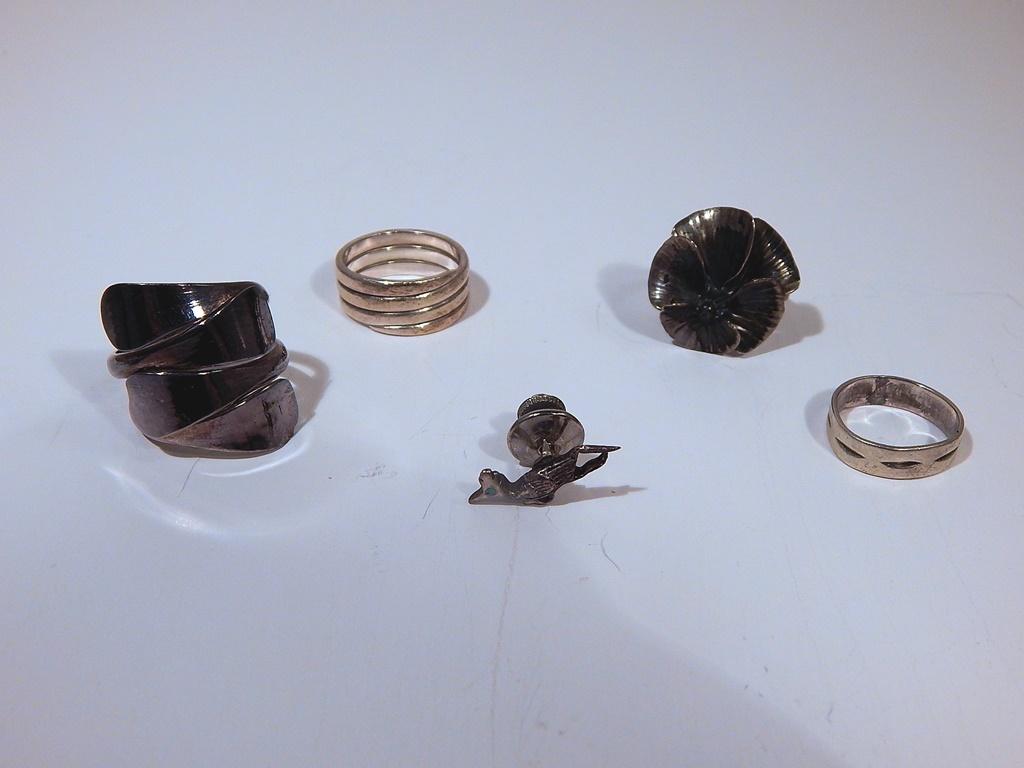 4 Sterling Rings; 1 Silver Roadrunner Pin