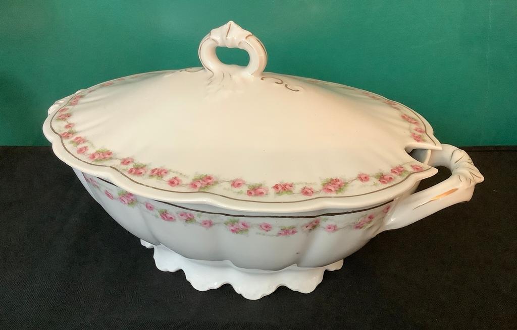 4 Pieces Patterned Glass;     Covered Casserole