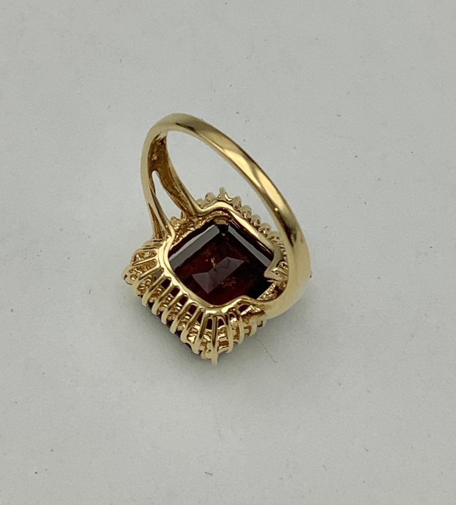 14kt Garnet & Diamond Ring - Size 7 (4.8g Total Weight)