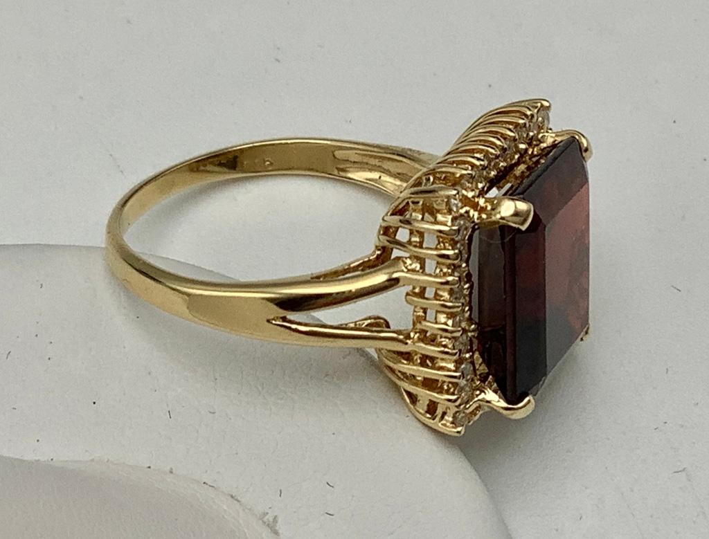 14kt Garnet & Diamond Ring - Size 7 (4.8g Total Weight)