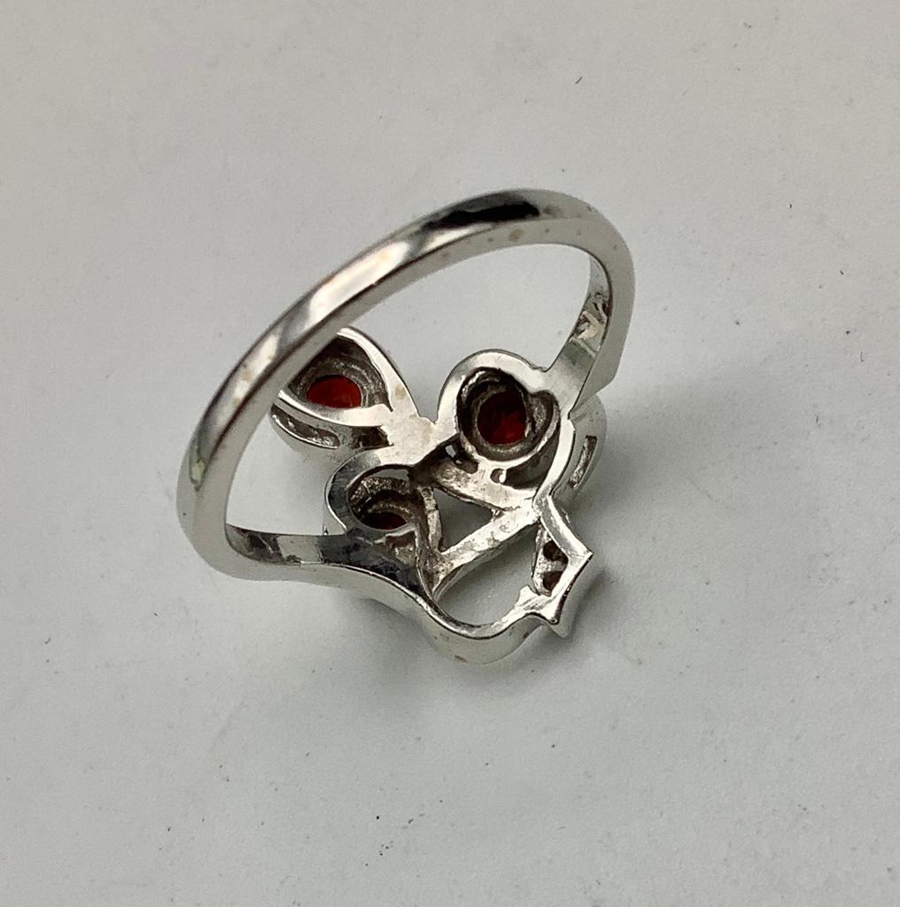 14kt White Gold Garnet & Diamond Ring - Size 6 (3.7g Total Weight)