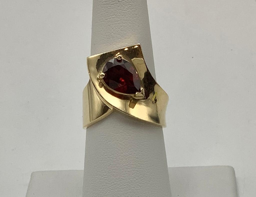 10kt Garnet Ring - Size 7 (6.0g Total Weight)