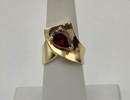 10kt Garnet Ring - Size 7 (6.0g Total Weight)