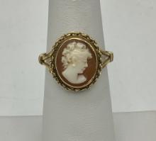 18kt (750) Cameo Shell Ring - Size 4½ (2.7g Total Weight)