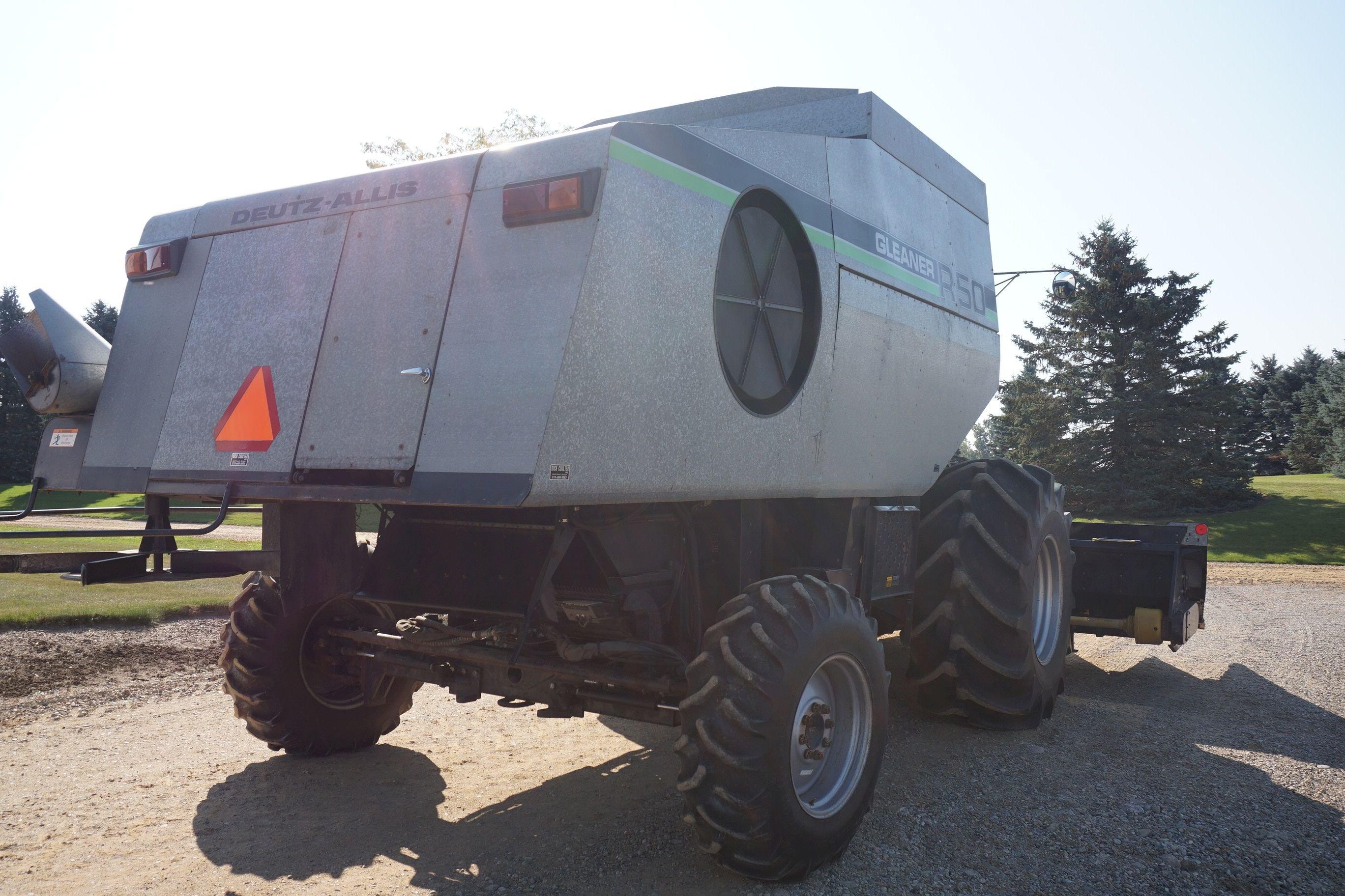 1990 Gleaner R50 Combine With Heads,