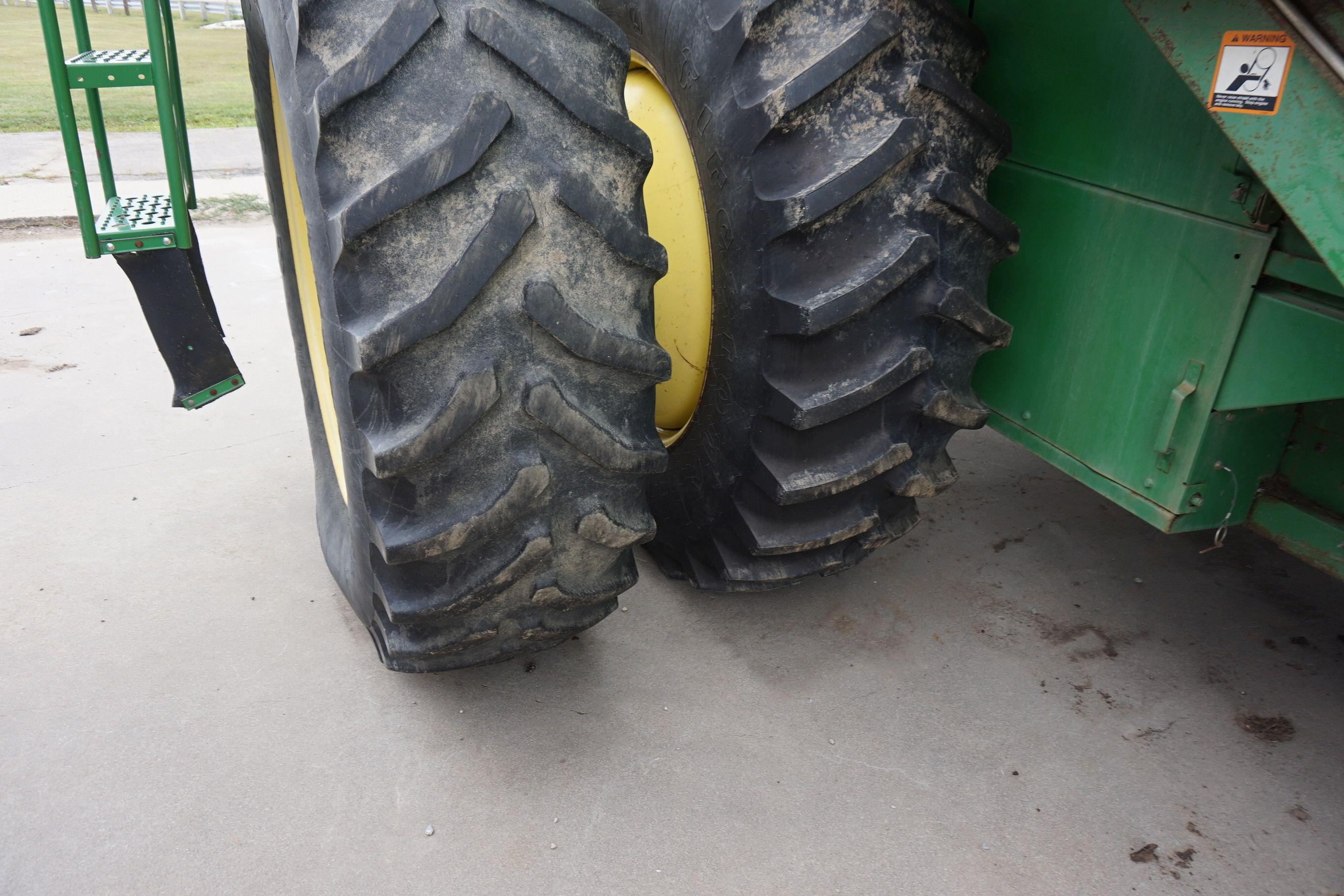 1998 John Deere 9610 Maximizer Diesel Combine