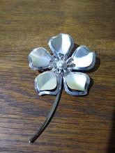 Jewelry - Metal Flower Broach